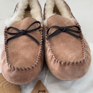 EverAU UGGS Australian Tan Suede Moccasin Slippers NWT purchased in Australia